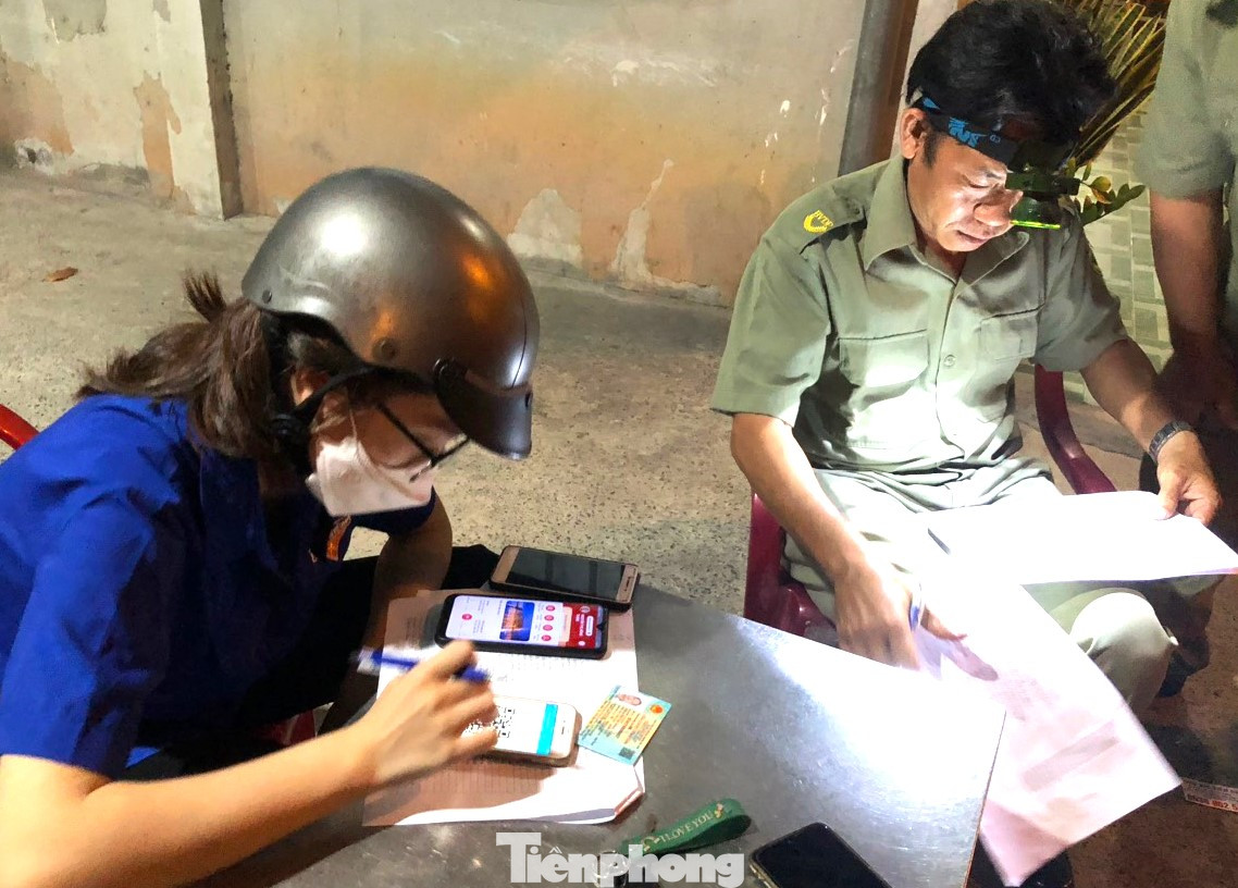 Đoàn viên thanh niên phối hợp công an thức đêm cấp CCCD và tích hợp định danh điện tử cho người dân