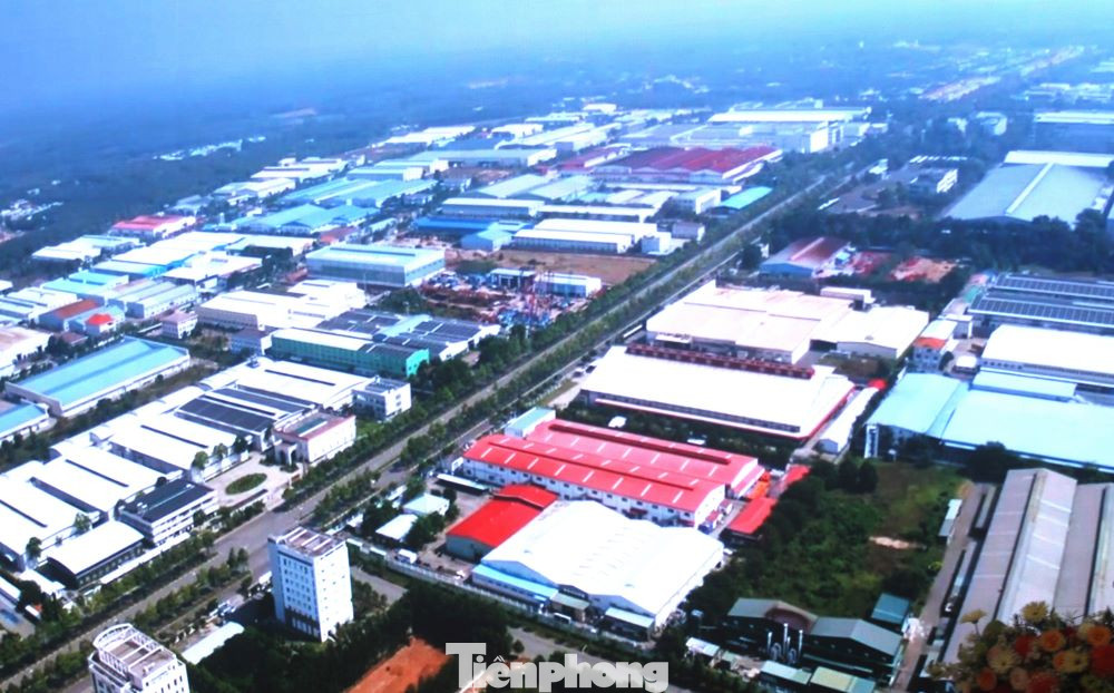 Các công trình được đầu tư tại thị xã Bến Cát, gồm: Xây dựng Tượng đài thị xã Bến Cát; Trung tâm hành chính công ; Xây dựng hạ tầng khu trung tâm văn hóa, thể thao và dịch vụ công cộng thị xã; Cầu Đò mới qua sông Thị Tính; công viên dọc sông Thị Tính (đoạn qua chợ Bến Cát); Nâng cấp, mở rộng đường từ Kho bạc Bến Cát đến cầu Quan; Khai thông, uốn nắn dòng chảy đoạn hạ lưu rạch cầu Quan đến sông Thị Tính.