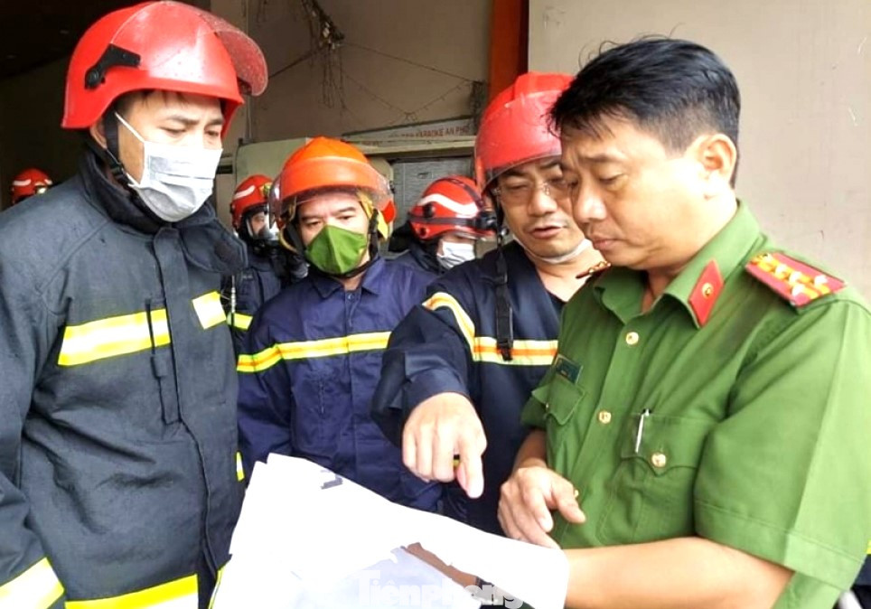 Đại tá Nguyễn Thanh Điệp (bìa phải) trong một lần đến hiện trường chỉ đạo lực lượng PCCC Đại tá Nguyễn Thanh Điệp (bìa phải) trong một lần đến hiện trường chỉ đạo lực lượng PCCC