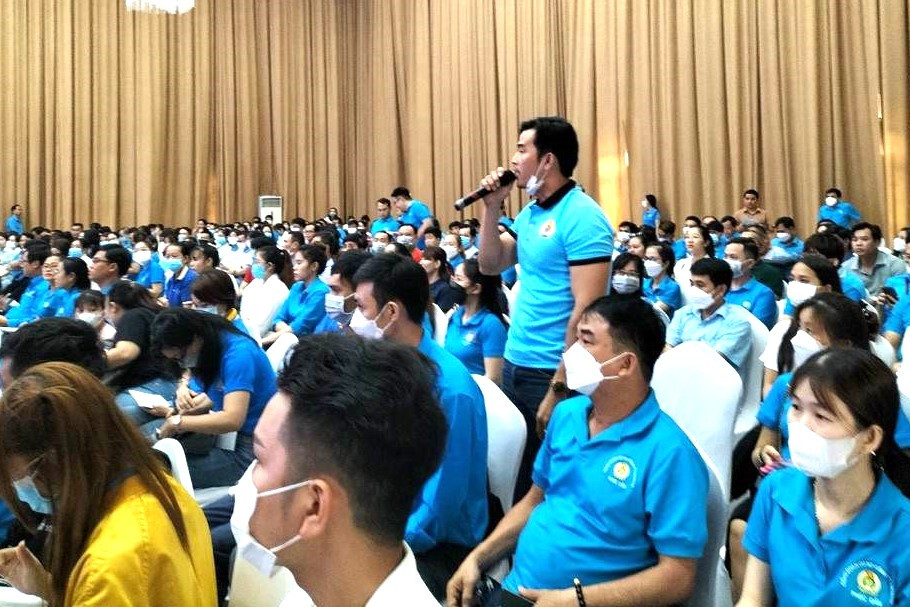 Cử tri kiến nghị tại buổi tiếp xúc với đại biểu Quốc hội và HĐND tỉnh Bình Dương.