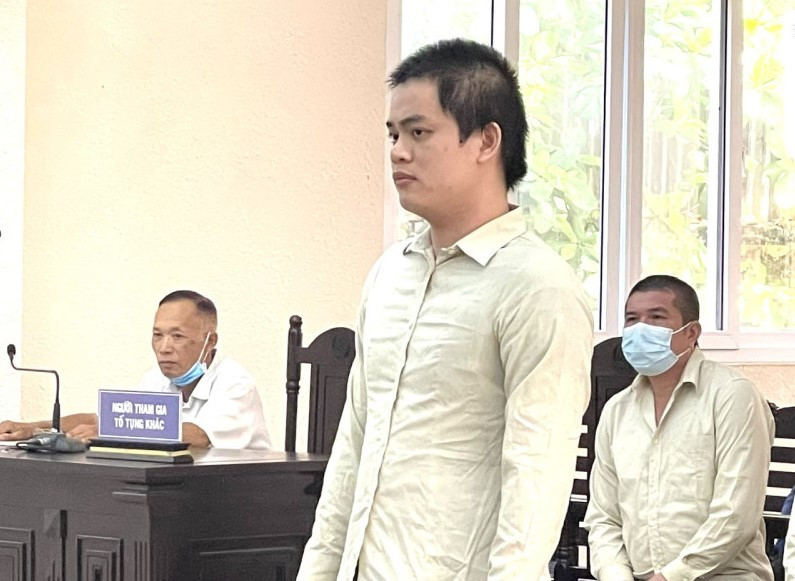 Lê Công Bằng (đứng) nổ là cháu Chủ tịch tỉnh Bình Dương để lừa đảo