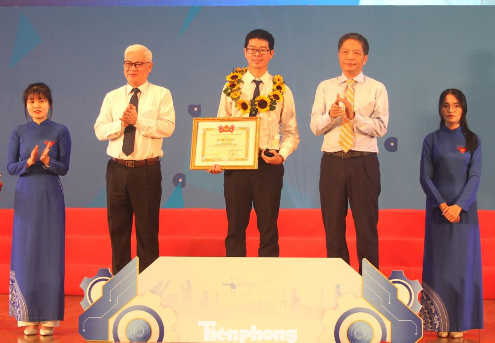 Ủy viên Bộ Chính trị, Trưởng ban Kinh tế T.Ư Trần Tuấn Anh và Bí thư Tỉnh ủy Bình Dương Nguyễn Văn Lợi trao Bằng khen, Kỷ niệm chương tặng "Người thợ trẻ giỏi" Ủy viên Bộ Chính trị, Trưởng ban Kinh tế T.Ư Trần Tuấn Anh và Bí thư Tỉnh ủy Bình Dương Nguyễn Văn Lợi trao Bằng khen, Kỷ niệm chương tặng "Người thợ trẻ giỏi"