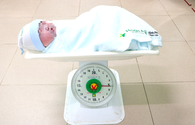 Bé trai cân nặng đến 5kg