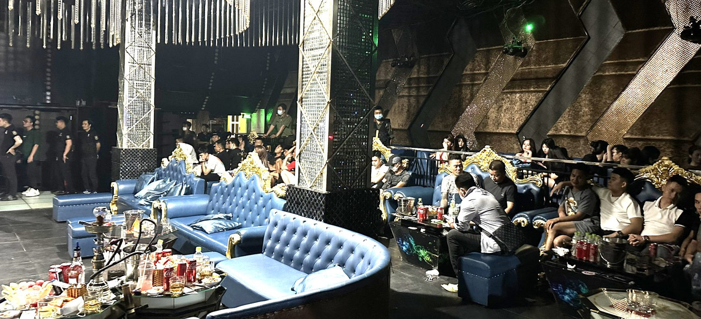 Trong số 144 người có mặt tại quán karaoke thì đến 63 người dương tính ma túy Trong số 144 người có mặt tại quán karaoke thì đến 63 người dương tính ma túy