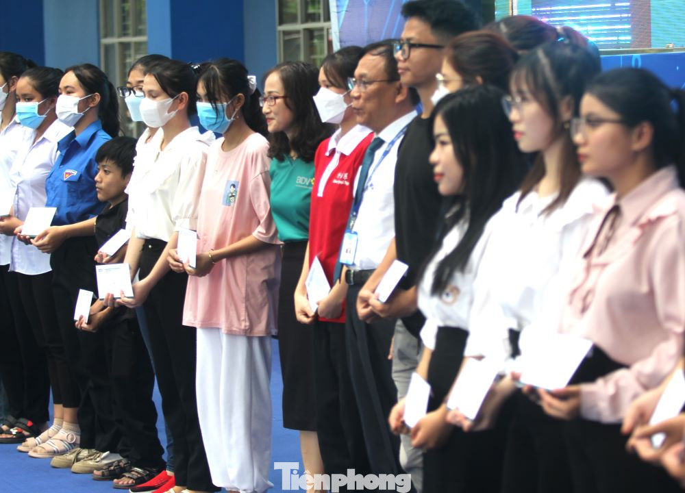 Tại sự kiện này, Ban tổ chức đã trao tặng 25 suất học bổng với tổng trị giá 50 triệu đồng dành tặng cho các sinh viên trường Đại học Thủ Dầu Một vượt khó, có thành tích cao trong học tập, có nhiều đóng góp trong công tác Đoàn – Hội của nhà trường và tỉnh Bình Dương.