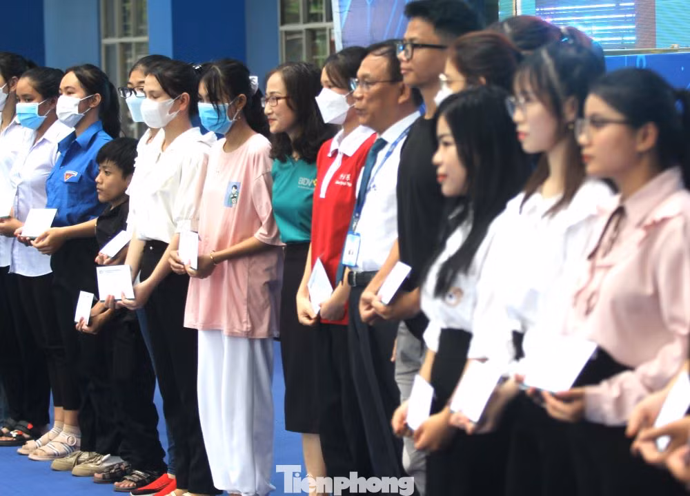 Tại sự kiện này, Ban tổ chức đã trao tặng 25 suất học bổng với tổng trị giá 50 triệu đồng dành tặng cho các sinh viên trường Đại học Thủ Dầu Một vượt khó, có thành tích cao trong học tập, có nhiều đóng góp trong công tác Đoàn – Hội của nhà trường và tỉnh Bình Dương.