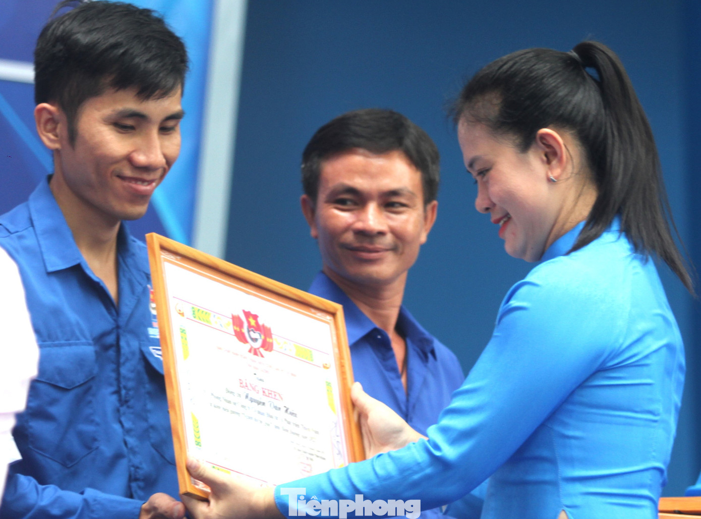 Bí thư Tỉnh Đoàn Bình Dương Trần Thị Diễm Trinh tặng bằng khen cho &quot;Người thợ trẻ giỏi&quot;.