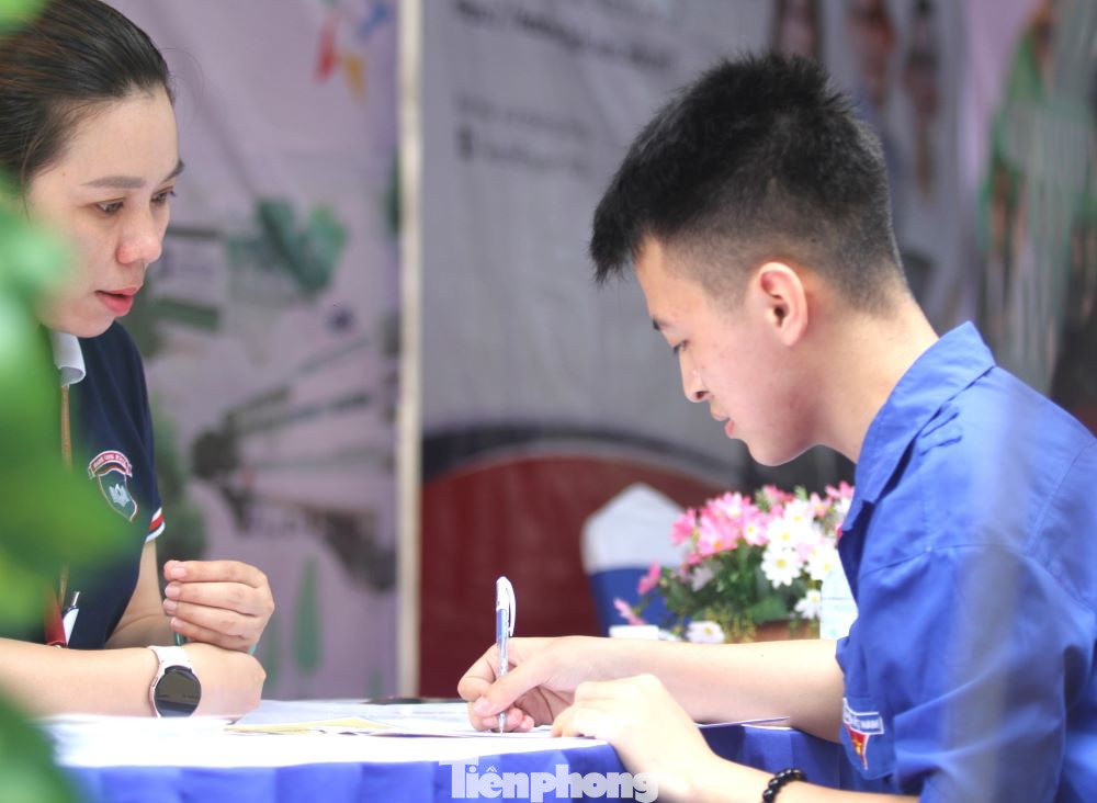 Bạn Trần Văn Thắng, sinh viên năm 4, trường Đại học Kinh tế Kỹ thuật tỉnh Bình Dương cho biết: “Trong khi đang phân vân việc sau khi tốt nghiệp sẽ làm gì và xin việc ở đâu, Ngày hội việc làm là dịp để em tìm hiểu, là cầu nối giúp sinh viên đến gần với doanh nghiệp, do đó em mong muốn hoạt động này được tổ chức thường xuyên”.