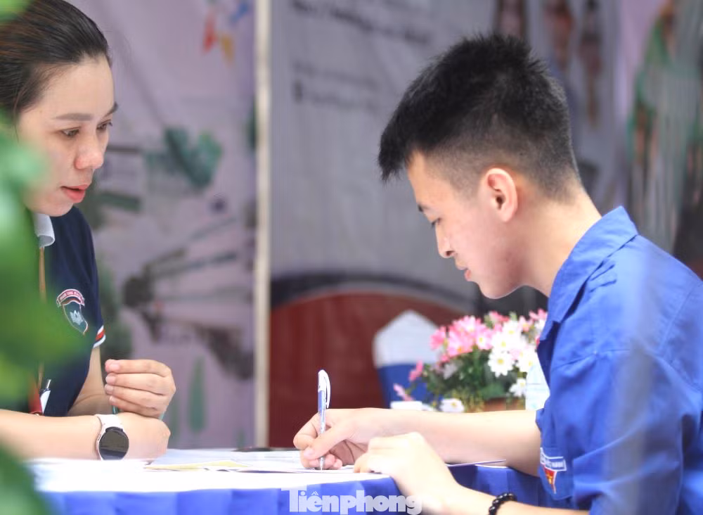 Bạn Trần Văn Thắng, sinh viên năm 4, trường Đại học Kinh tế Kỹ thuật tỉnh Bình Dương cho biết: “Trong khi đang phân vân việc sau khi tốt nghiệp sẽ làm gì và xin việc ở đâu, Ngày hội việc làm là dịp để em tìm hiểu, là cầu nối giúp sinh viên đến gần với doanh nghiệp, do đó em mong muốn hoạt động này được tổ chức thường xuyên”.