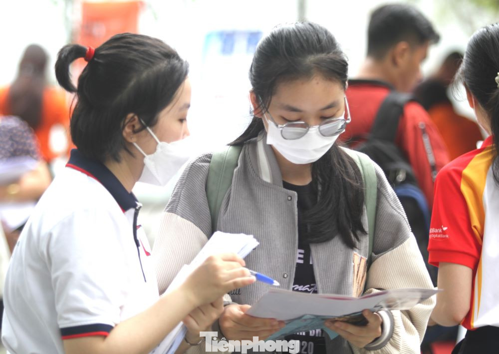 Tham gia chương trình Liên hoan Tuổi trẻ sáng tạo, khởi nghiệp lần VIII và Ngày hội việc làm hôm nay, có hàng nghìn sinh viên, học viên đến từ các trường đại học, cao đẳng trên địa bàn tỉnh Bình Dương.