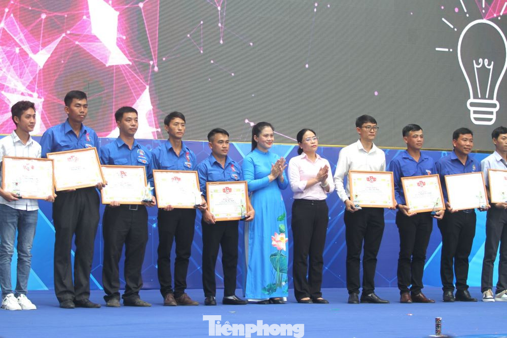 Ban Thường vụ Tỉnh Đoàn Bình Dương khen thưởng và tuyên dương các gương “Người thợ trẻ giỏi” cấp tỉnh năm 2023.