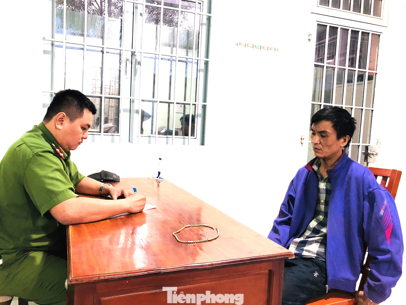 Trần Hải Đăng (bìa phải) cùng tang vật trên bàn