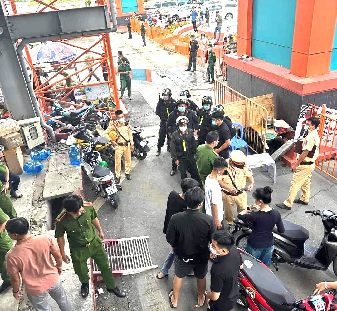 Công an kiểm tra các phương tiện tại khu vực trường đua Đại Nam