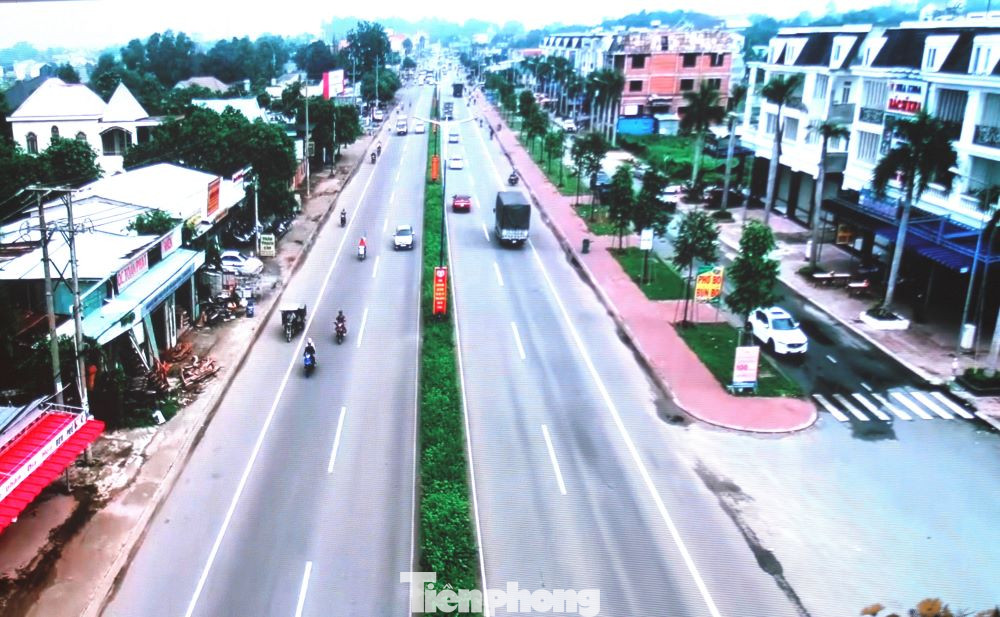 Các công trình đường được Bến Cát đầu tư, gồm: Đường Bến Chà Vi; Đường cầu Bến Tượng; Đường ĐT 741 - cầu Ông Lốc; Đường Ba lăng xi – cầu Mắm; Đường Ba lăng xi – Hòa Lợi; Đường H26; Đường Bến Đồn - Vĩnh Tân; Đường Gò Cào Cào; Đường 7A; Đường ĐT 749a; Đường Ngô Quyền; Đường 2 tháng 9; Đường rạch Cây É; Đường ĐH 608; Đường ĐH 609.