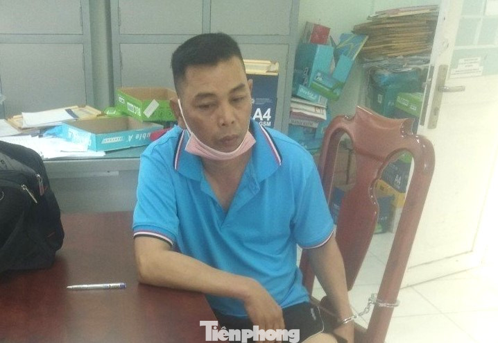 Nguyễn Thông bị bắt giữ tại phòng bảo vệ công ty