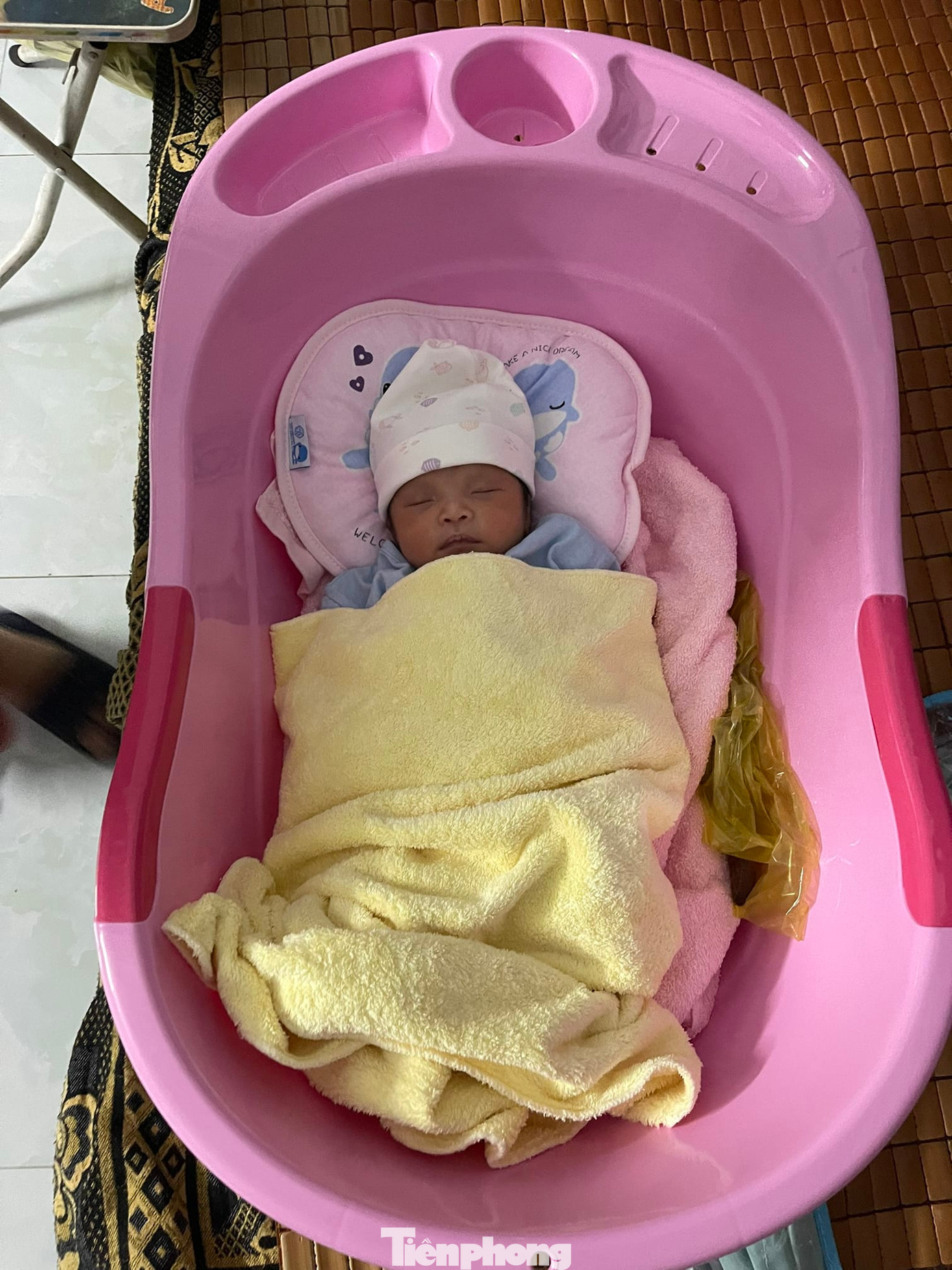 Cháu bé bị bỏ rơi trước khu nhà trọ Cháu bé bị bỏ rơi trước khu nhà trọ