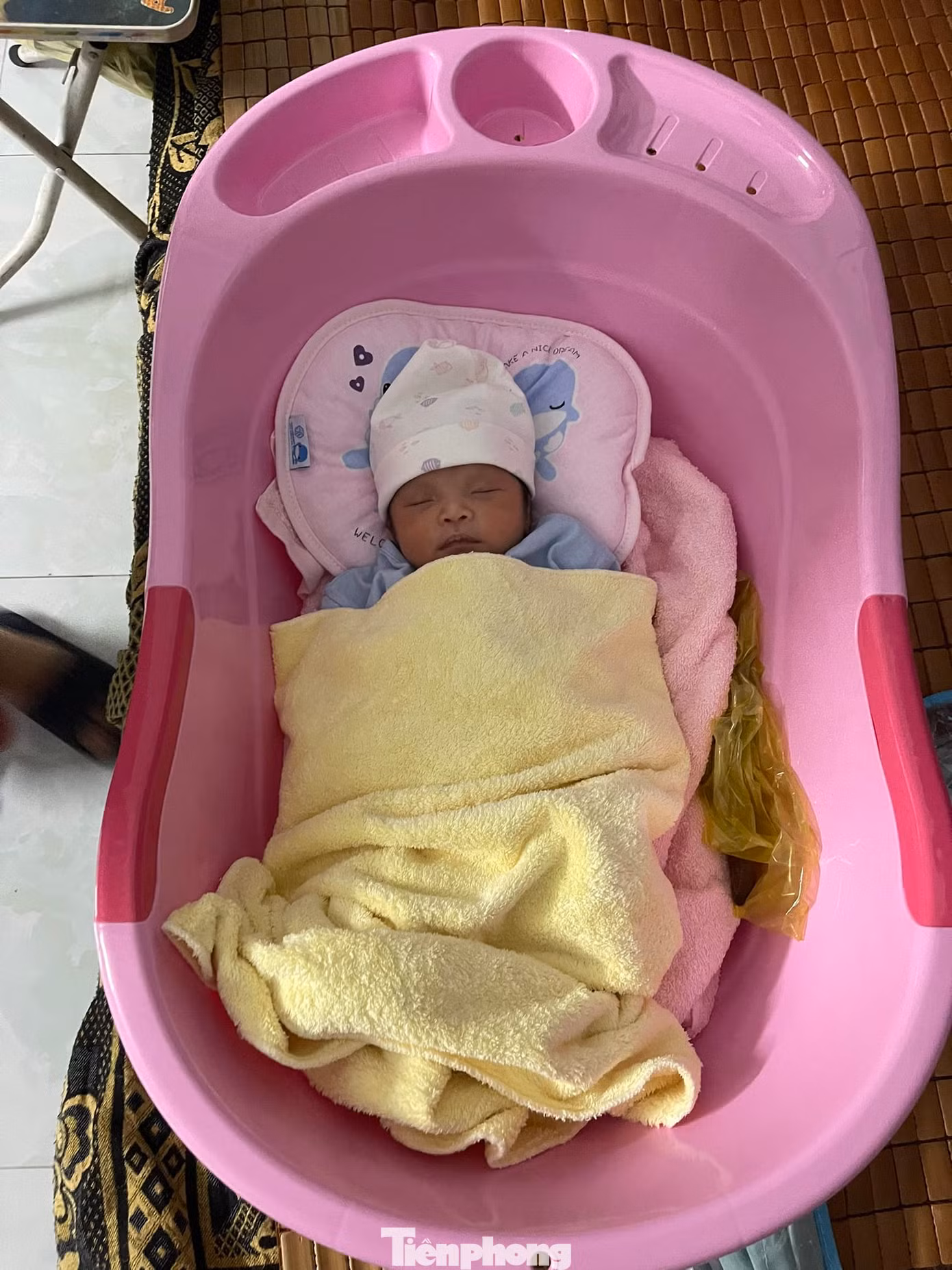 Cháu bé bị bỏ rơi trước khu nhà trọ