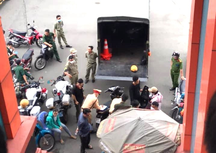 Công an lập biên bản xử lý các xe máy độ, hầu hết là xe của khán giả đến xem đua