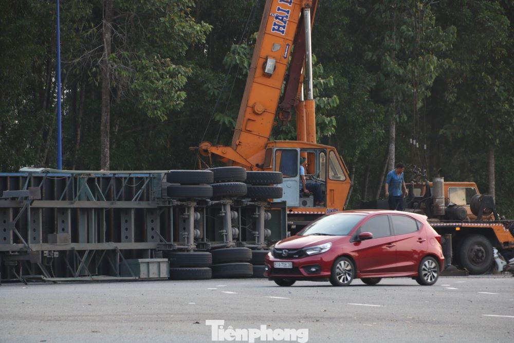 Xe cẩu đang nỗ lực cứu hộ chiếc xe đầu kéo container bị lật