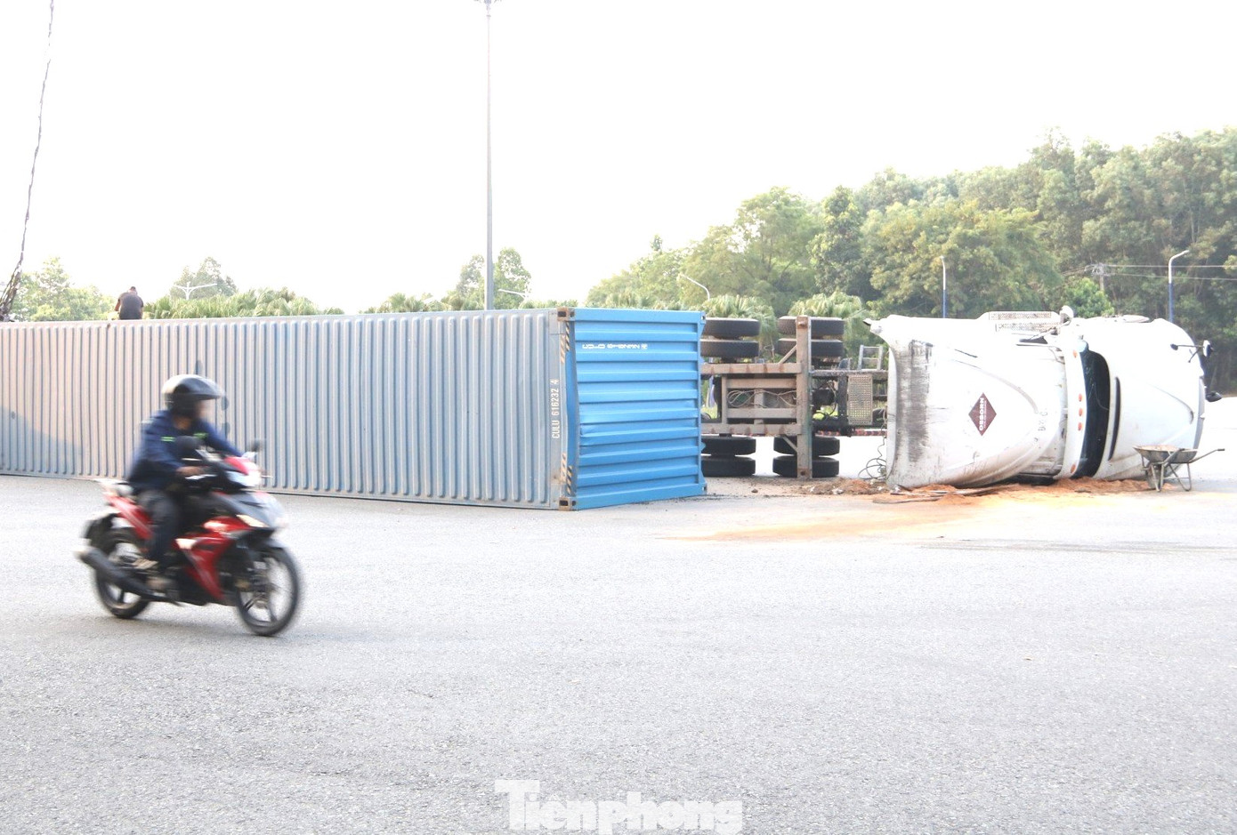 Thời điểm xảy ra vụ tai nạn có nhiều phương tiện lưu thông nhưng rất may không có thương vong về người