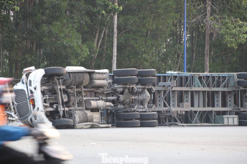 Xe đầu kéo container lật ngang giữa vòng xoay