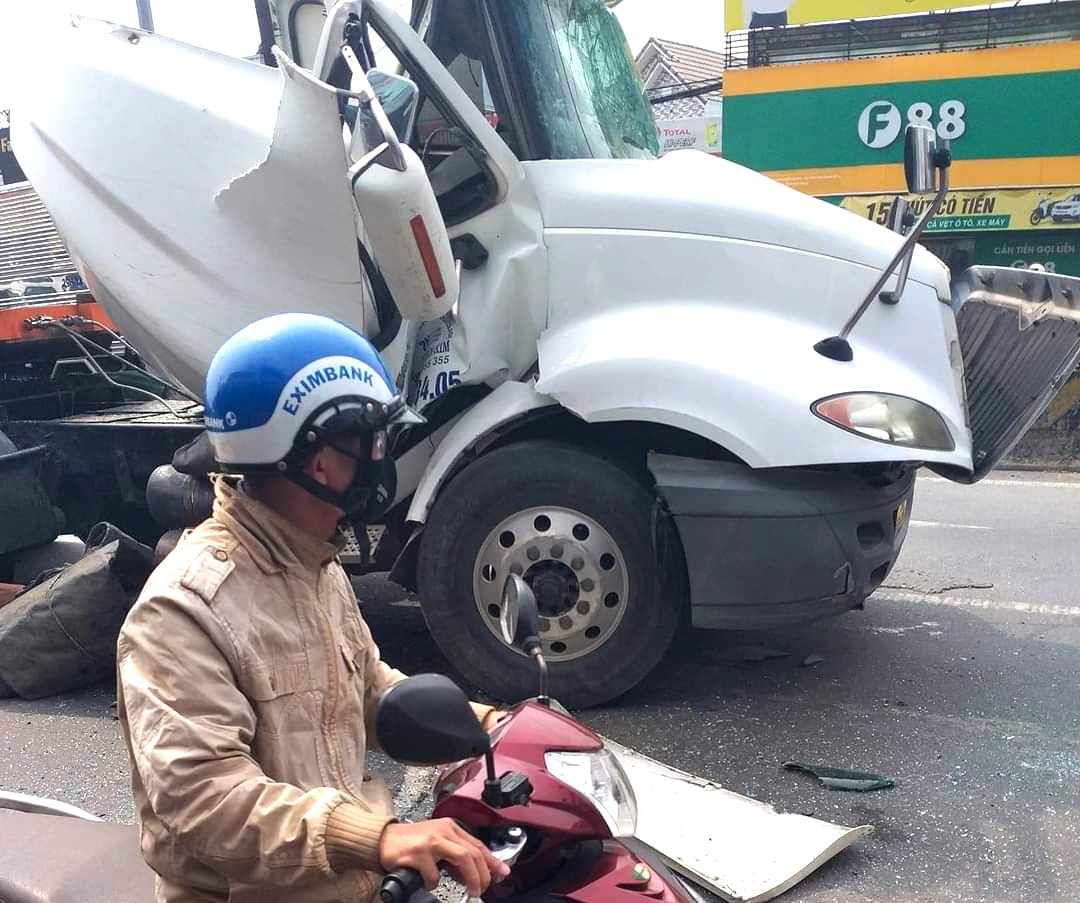 Đầu xe hư hỏng khi cuộn thép lăn trúng Ảnh Vũ Phong