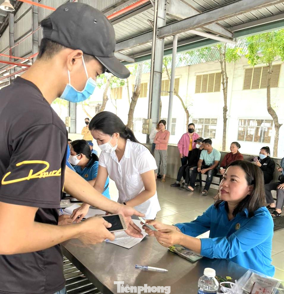 Công nhân nhận tiền hỗ trợ bị hoãn hợp đồng lao động