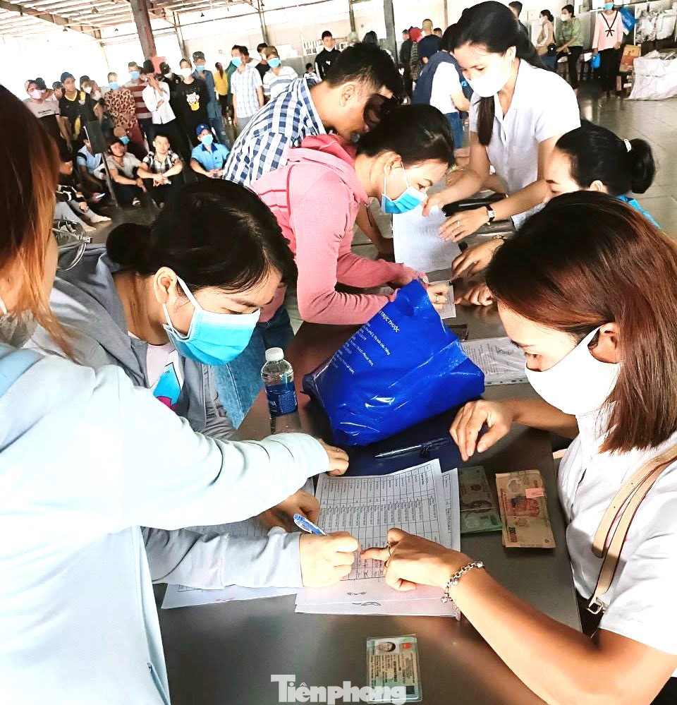 Công nhân bị hoãn hợp đồng lao động ký nhận tiền hỗ trợ