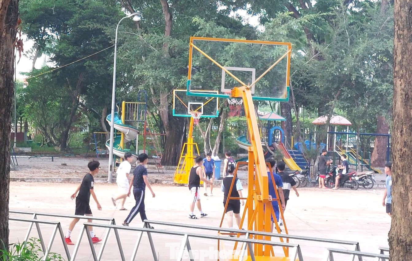 Một số thanh thiếu niên thỉnh thoảng vào công viên chơi bóng rổ