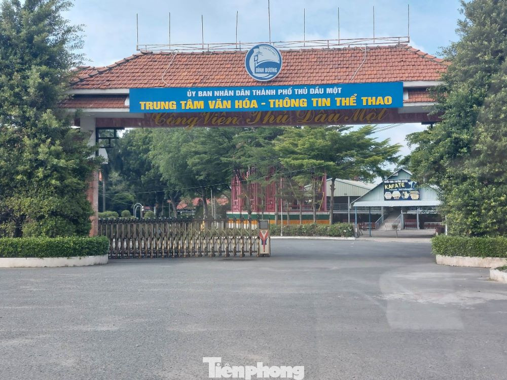 Công viên Thủ Dầu Một tọa lạc tại phường Hiệp Thành, TP Thủ Dầu Một, tỉnh Bình Dương có quy mô đến 26ha đất. Công viên này trước đây TP Thủ Dầu Một giao một doanh nghiệp tiền thân vốn đầu tư nhà nước quản lý. Ảnh: Cổng chính công viên