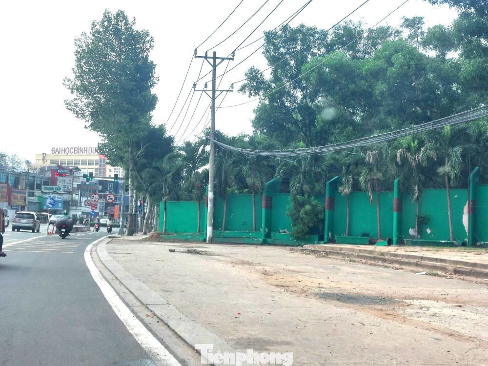 Công viên Thủ Dầu Một mặt tiền giáp với đường quốc lộ 13 (còn gọi là Đại lộ Bình Dương)
