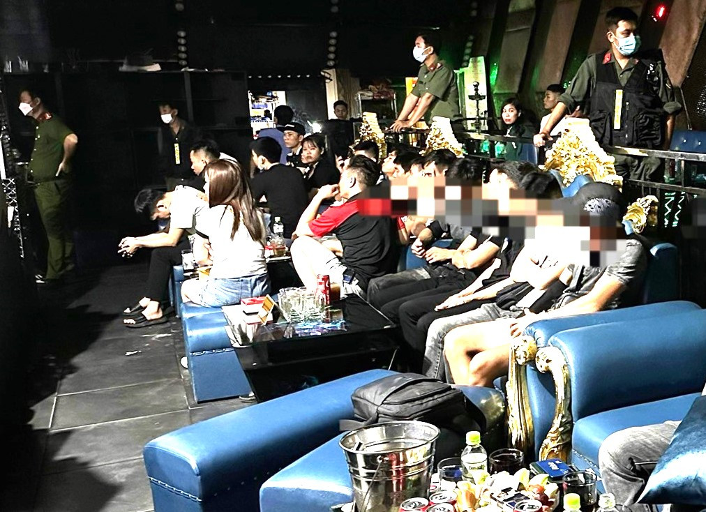 Công an kiểm tra quán karaoke D1 ở Bình Dương Công an kiểm tra quán karaoke D1 ở Bình Dương