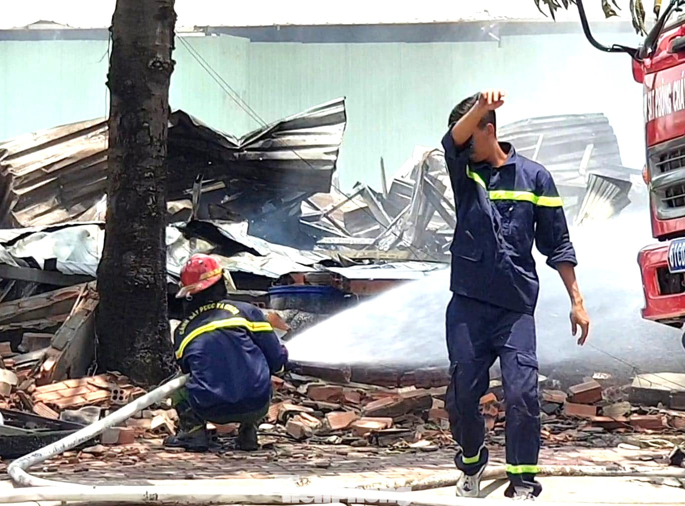 Lực lượng chức năng nỗ lực khống chế ngọn lửa. Lực lượng chức năng nỗ lực khống chế ngọn lửa.