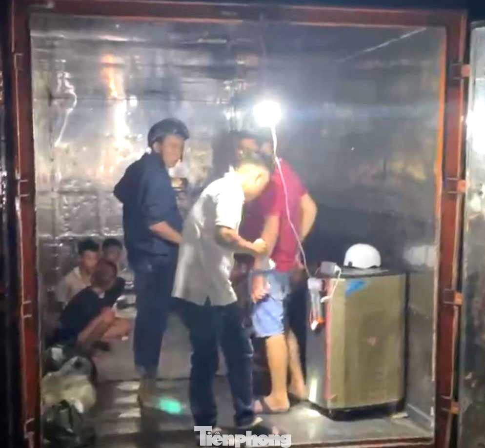 Nhóm đối tượng đang ăn nhậu trong thùng container thì bị công an phát hiện bắt giữ Nhóm đối tượng đang ăn nhậu trong thùng container thì bị công an phát hiện bắt giữ