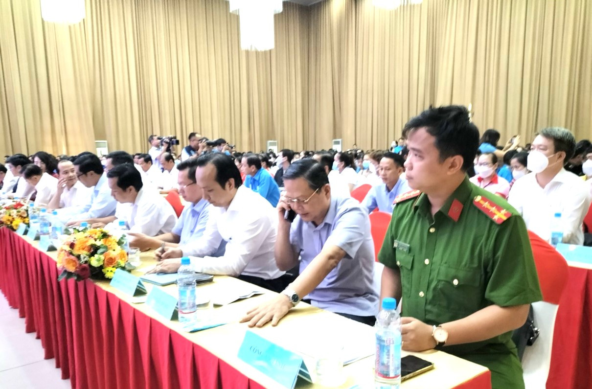 Buổi tiếp xúc có sự góp mặt của đại diện lãnh đạo các sở, ngành, địa phương trên toàn tỉnh Bình Dương đến lắng nghe để kịp thời giải quyết các vấn đề thuộc thẩm quyền mà cử tri kiến nghị