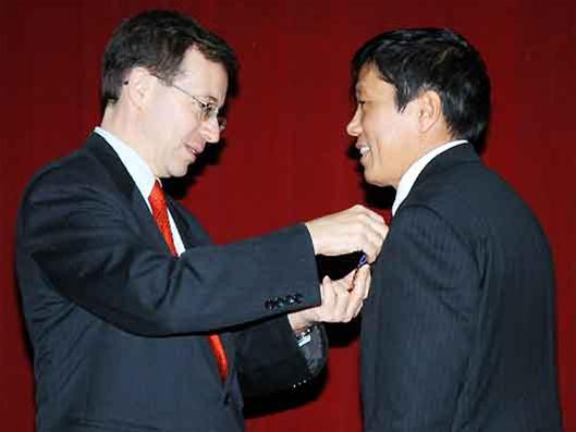 Phó tổng Vụ trưởng Hợp tác quốc tế và Phát triển của Bộ Ngoại giao Pháp (trái) trao giải thưởng Cành cọ Hàn Lâm cho GSTSKH Vũ Minh Giang. (Ảnh: Di Giorgio) Và trao Cành cọ vàng cho GS Đỗ Trọng Nhuận (phải). (Ảnh: Di Giorgio)