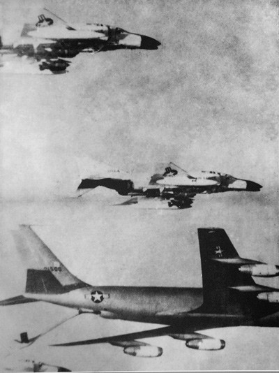 Ngoài B52, hơn 1.000 máy bay chiến thuật trong đó chủ yếu là F4 và F111 ném hơn 100.000 tấn bom laze và bom vô tuyến xuống thủ đô