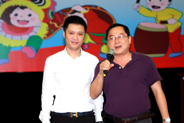 Tổng Biên Tập Báo Tiền Phong Lê Xuân Sơn cũng đến vui Trung Thu cũng các cháu nhỏ