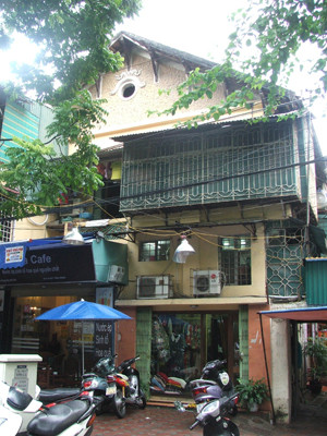 Do quản lý kém, nhiều biệt thự Pháp đã bị cơi nới, làm biến dạng. Ảnh: Hà Anh. Do quản lý kém, nhiều biệt thự Pháp đã bị cơi nới, làm biến dạng. Ảnh: Hà Anh