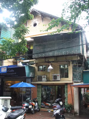 Do quản lý kém, nhiều biệt thự Pháp đã bị cơi nới, làm biến dạng. Ảnh: Hà Anh