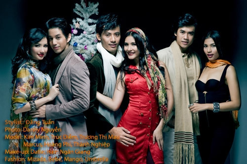 Hoàng Phi lịch lãm với vest bên cạnh Trúc Diễm vô cùng tươi tắn với đầm giáng sinh màu đỏ - đen. Trương Thị May thu hút với quần ngắn đi giày bốt cao cùng áo kiểu ấn tượng bên cạnh một Thành Nghiệp lịch lãm và có chút đỏm dáng với khăn choàng đầy cá tính. Kim Minh cá tính với kiểu áo liền quần và tạo điểm nhấn phong cách mùa giáng sinh với khăn choàng. Á hậu Trương Thị May nổi bật với đầm cổ chữ V màu vàng bên cạnh một Marcus đầy mạnh mẽ, nam tính với gu trang phục áo thun cổ chữ V mặc cùng quần jeans khoác hờ vest. Vẫn phong cách gợi cảm nhưng sang trọng, á hậu Trương Thị May khoe bờ vai thon với kiểu đầm cúp ngực bên cạnh một Hoàng Phi phong cách với áo sơ mi quần tây kết hợp với khăn choàng. Kim Minh - Hoàng Phi ăn ý với kiểu trang phục cùng make-up ấn tượng trong mùa giáng sinh. Một chút sắc trắng nhẹ nhàng thanh thoát như những hạt tuyết phương Tây mùa giáng sinh, siêu mẫu Kim Minh cùng Dù với trang phục nào thì chiếc khăn choàng cổ vẫn có thể hiện diện cùng bạn trong suốt mùa đông này.