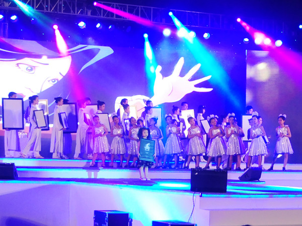 Tai nạn giao thông khiến mất mát về con người không gì có thể bù đắp được. Con cái mất bố mẹ, bố mẹ mất con, gia đình, họ hàng, bạn bè mất đi người thân thương của mình