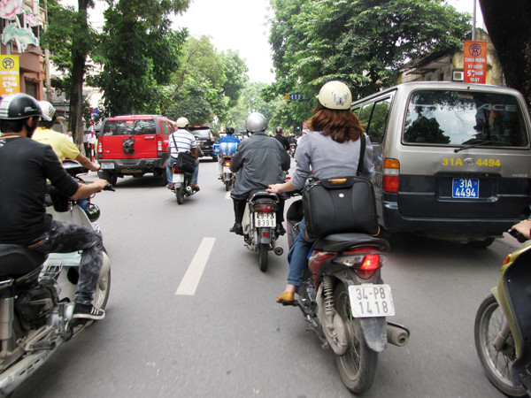 Xe máy, ô tô đi sai làn đường. Ảnh chụp trên phố Huế