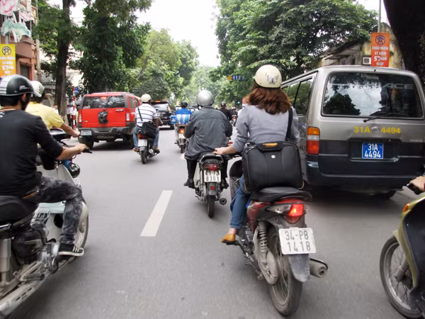 Xe máy, ô tô đi sai làn đường. Ảnh chụp trên phố Huế