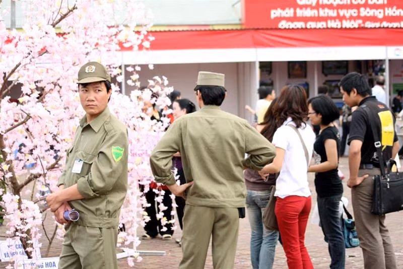 Lực lượng bảo vệ bên những gốc hoa anh đào giả.