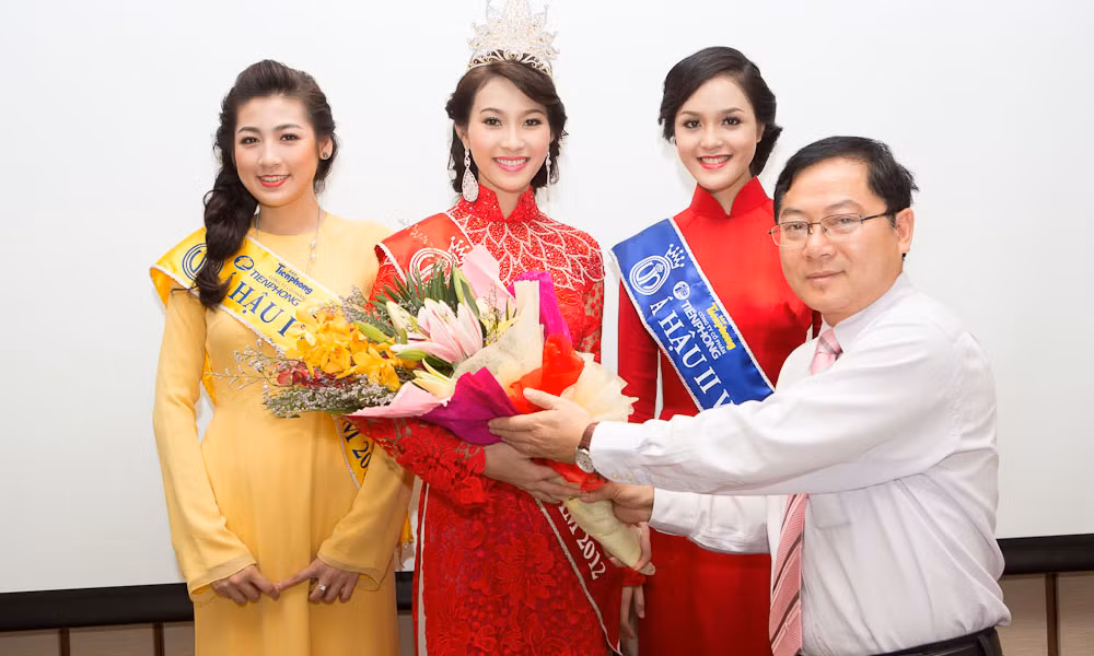 Nhà báo Lê Xuân Sơn - Tổng Biên tập báo Tiền Phong, Trưởng ban tổ chức cuộc thi Hoa hậu Việt Nam 2012 - tặng hoa cho Hoa hậu, các Á hậu tại chương trình giao lưu trực tuyến sáng 26 - 8 