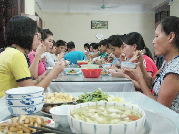 Bữa tối đầm ấm bên nhau của phụ huynh và sĩ tử.