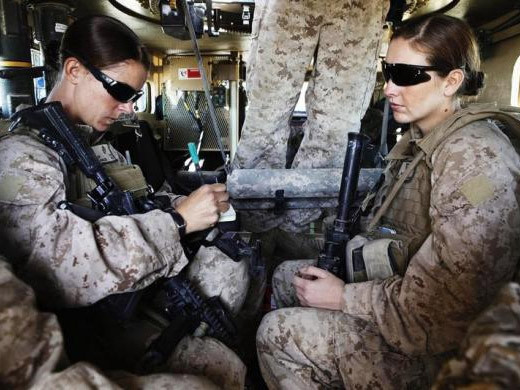 Thượng sĩ Sheena Adams (trái) và Shannon Crowley thuộc tiểu đoàn 1, Trung đoàn Thủy quân lục chiến số 8 trong chiếc xe bọc thép đi từ căn cứ tại Musa Qala, tỉnh Helmand, Afghanistan. 