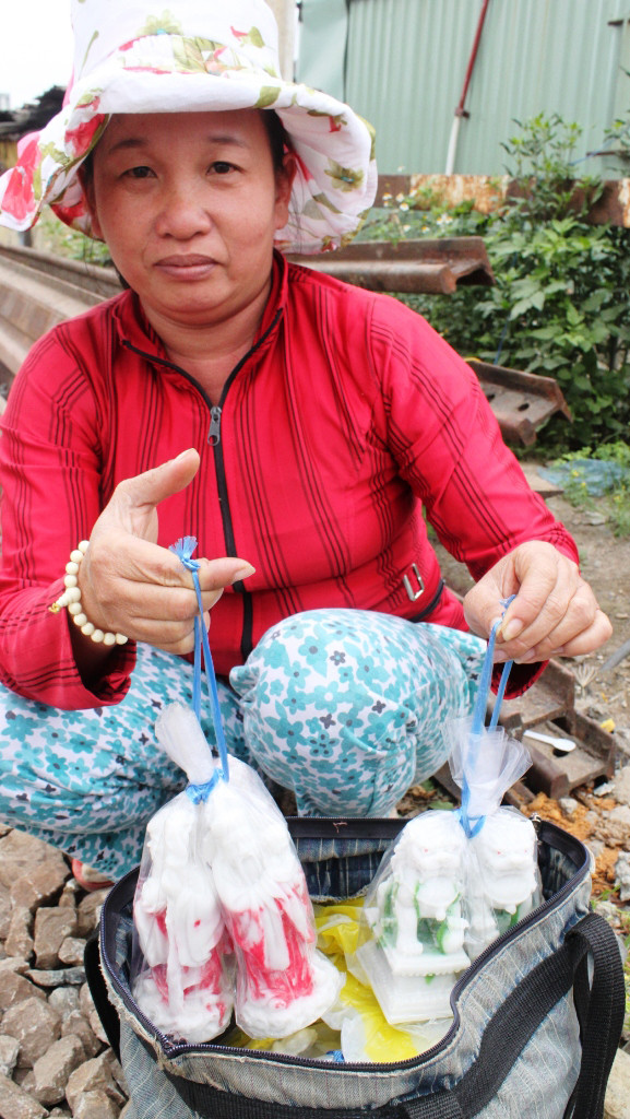 "Chẳng ai nhớ nghề bu bám, nhảy tàu bán hàng rong có từ thời nào, nhưng có điều chắc chắn bao năm nay chưa ai giàu lên. Chỉ hiểm nguy, mất mạng, thương tật là điều hiện hữu." - Chị Nguyệt.