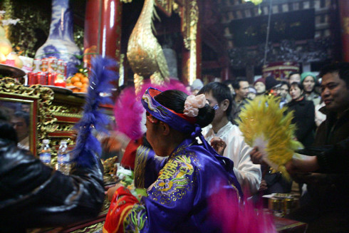 Hầu thánh, cắt duyên âm để được lấy chồng